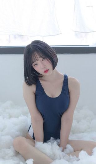 两个女人在有风景的海滩_4K手机在线观看